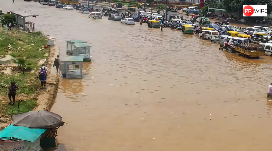 Corporate majdoor’_ Mini truck transports office-goers in waterlogged Gurgaon (1)